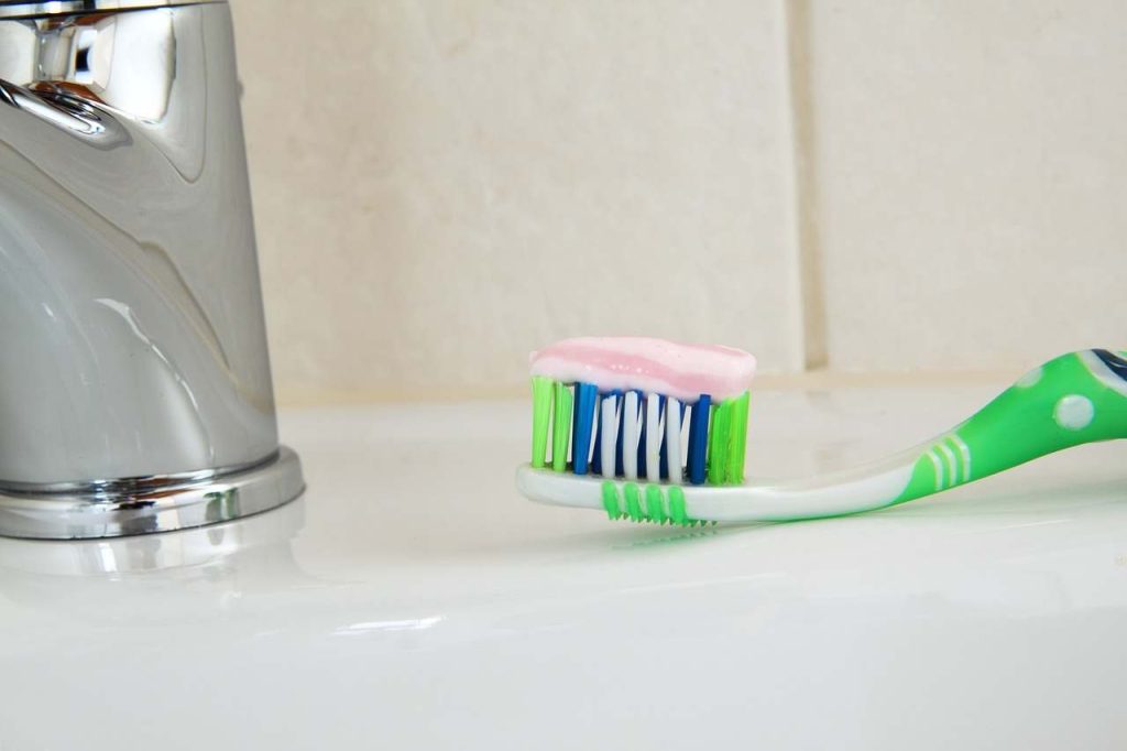 du dentifrice sur une brosse à dent