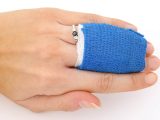Les dangers du doigt cassé: symptômes, traitement et prévention