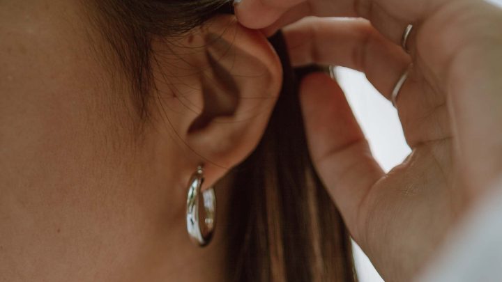 Boule derrière l’oreille: causes, symptômes et traitements possibles